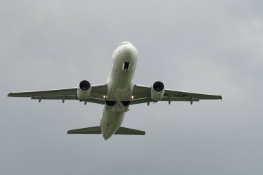 Zürih, İsviçre, 10 Mayıs 2023 HB-IJP İsviçreli uluslararası havayolları Airbus A320-214 pistten havalanmaktadır.