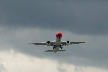 Zürih, İsviçre, 10 Mayıs 2023 HB-IJV Edelweiss Air Airbus A320-214 kalkış pisti