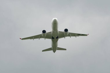 Zürih, İsviçre, 10 Mayıs 2023 HB-JBF İsviçreli uluslararası havayolları Bombardıman uçağı CS-100 veya Airbus A220 uçağı 32 nolu pistten kalkıyor.