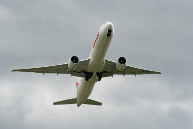 Zürih, İsviçre, 10 Mayıs 2023 HB-JNE İsviçreli uluslararası havayolları Boeing 777-3DEER uçağı 32 nolu pistten havalandı.