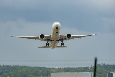Zürih, İsviçre, 10 Mayıs 2023 HS-TKV Thai Havayolları Boeing 777-3D7ER uçak kalkış pisti 32