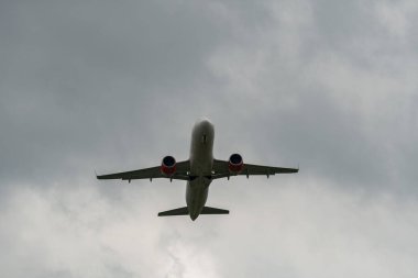 Zürih, İsviçre, 10 Mayıs 2023 SE-ROR SAS İskandinav Havayolları Airbus A320-251N 32. pistten havalanmaktadır.