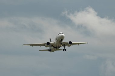 Zürih, İsviçre, 10 Mayıs 2023 D-AIBI Lufthansa Airbus A319-112 pistten havalanan uçak