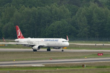 Zürih, İsviçre, 19 Mayıs 2023 TC-JSF Türk Hava Yolları Airbus A321-231 uçağı 10 numaralı pistten kalkıyor.