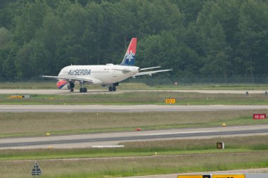 Zürih, İsviçre, 19 Mayıs 2023 YU-APA Sırbistan Hava Yolları A319-132 numaralı uçak 10 numaralı pistte geri çekiliyor.