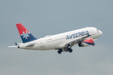 Zürih, İsviçre, 19 Mayıs 2023 YU-APA Ai Sırbistan Airbus A319-132 Pist 10 'dan havalandıktan hemen sonra