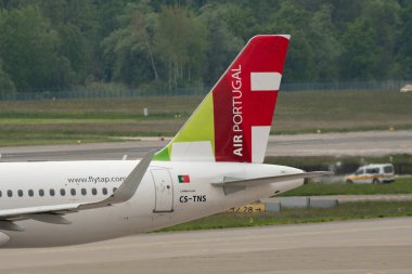 Zürih, İsviçre, 19 Mayıs 2023 Bir TAP Air Portugal Airbus A320-214 uçağının dümeninde CS-TNS Logosu