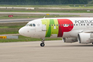 Zürih, İsviçre, 19 Mayıs 2023 CS-TNS TAP Air Portugal Airbus A320-214 uçağı park yerine doğru ilerliyor.