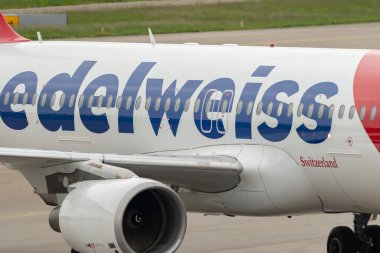 Zürih, İsviçre, 19 Mayıs 2023 HB-JJM Edelweiss Air Airbus A320-214 uçağı park yerine doğru ilerliyor.