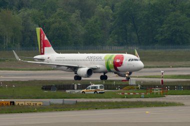 Zürih, İsviçre, 19 Mayıs 2023 CS-TNS TAP Air Portugal Airbus A320-214 Pist 10 'dan havalanıyor.