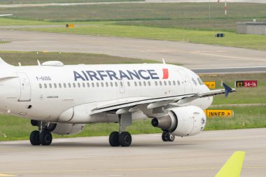 Zürih, İsviçre, 19 Mayıs 2023 F-GUGQ Air France Airbus A318-111 önlük üzerinde uçuyor.