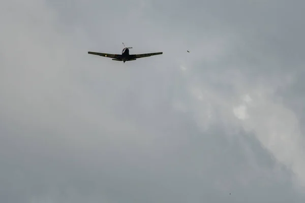 スイス チューリッヒ2023年5月10日ムーニーM20Kモデル231プロペラ機が滑走路32から離陸 — ストック写真