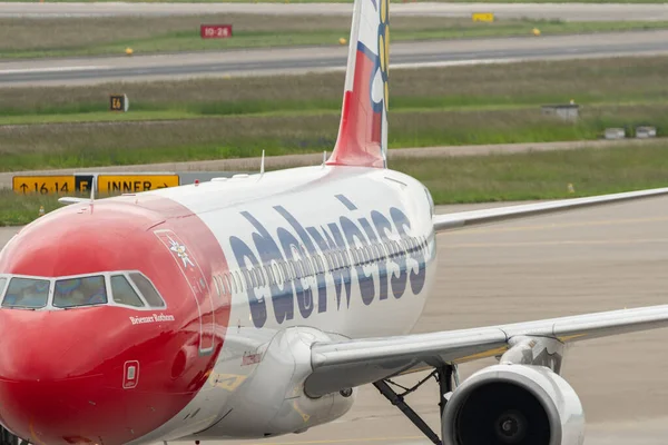 Zürih, İsviçre, 19 Mayıs 2023 HB-JJM Edelweiss Air Airbus A320-214 uçağı park yerine doğru ilerliyor.