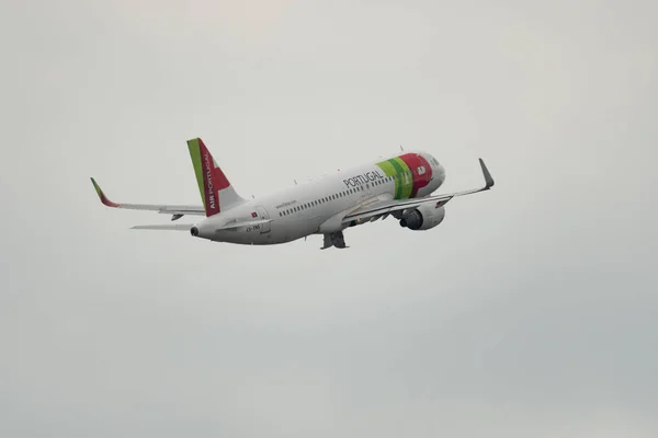 stock image Zurich, Switzerland, May 19, 2023 CS-TNS TAP Air Portugal Airbus A320-214 aircraft takeoff from runway 10