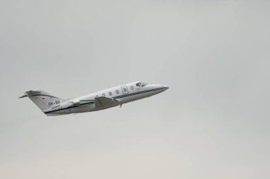 Zürih, İsviçre, 19 Mayıs 2023 OK-BII Hawker Beechcraft 400XP iş uçağı 10 numaralı pistten havalandıktan hemen sonra