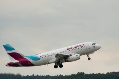 Zürih, İsviçre, 19 Mayıs 2023 D-AGWO Eurowings Airbus A319-132 Pist 10 'dan kalkıyor.