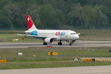 Zürih, İsviçre, 19 Mayıs 2023 HB-JOJ Chair Airlines Airbus A319-112 numaralı uçak 10 numaralı pistten kalkıyor.