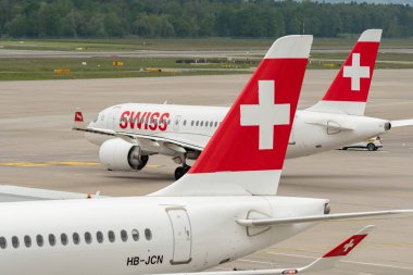 Zürih, İsviçre, 19 Mayıs 2023 HB-JBF İsviçreli uluslararası havayolları Bombacı CS-100 veya Airbus A220 uçakları kalkıyor.