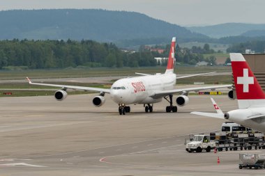 Zürih, İsviçre, 19 Mayıs 2023 HB-JMB İsviçreli uluslararası havayolları Airbus A340-313X uçakları önlük üzerinde uçuyor