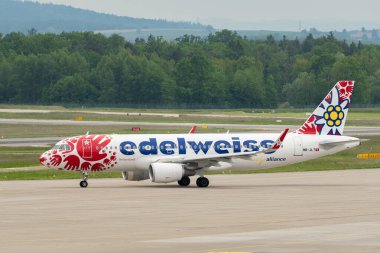 Zürih, İsviçre, 19 Mayıs 2023 HB-JLT Edelweiss Air Airbus A320-214 önlük üzerinde uçuyor.