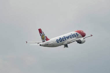 Zürih, İsviçre, 19 Mayıs 2023 HB-IHY Edelweiss Air Airbus A320-214 Pist 10 'dan havalanıyor.