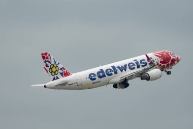 Zürih, İsviçre, 19 Mayıs 2023 HB-JLT Edelweiss Air Airbus A320-214 Pist 10 'dan ayrıldıktan hemen sonra