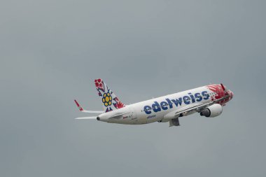Zürih, İsviçre, 19 Mayıs 2023 HB-JLT Edelweiss Air Airbus A320-214 Pist 10 'dan ayrıldıktan hemen sonra