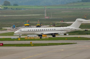 Zürih, İsviçre, 19 Mayıs 2023 M-LWCW Bombardier Global 7500 ticari uçağı konumuna doğru ilerliyor.
