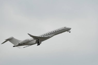 Zürih, İsviçre, 19 Mayıs 2023 M-LWCW Bombardier Global 7500 iş uçağı 10 numaralı pistten kalkıyor.