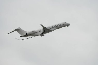 Zürih, İsviçre, 19 Mayıs 2023 M-LWCW Bombardier Global 7500 iş uçağı 10 numaralı pistten kalkıyor.