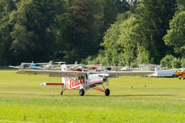 Speck-Fehraltorf, Zürih, İsviçre, 1 Temmuz 2023 HB-FKL Pilatus PC-6 / B2-H4 Turbo Porter küçük bir havaalanından ayrılıyor