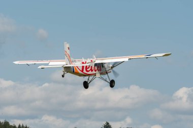 Speck-Fehraltorf, Zürih, İsviçre, 1 Temmuz 2023 HB-FKL Pilatus PC-6 / B2-H4 Turbo Porter küçük bir havaalanından ayrılıyor