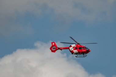 Speck-Fehraltorf, Zürih, İsviçre, 1 Temmuz 2023 İsviçre hava ambulansı REGA helikopter H145 küçük bir havaalanına yaklaşıyor.