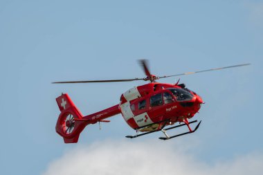 Speck-Fehraltorf, Zürih, İsviçre, 1 Temmuz 2023 İsviçre hava ambulansı REGA helikopter H145 küçük bir havaalanına yaklaşıyor.