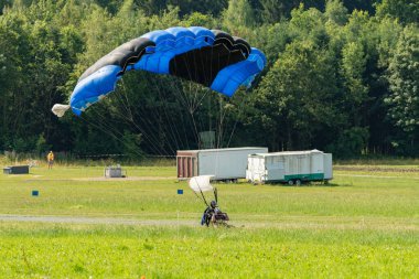 Speck-Fehraltorf, Zürih, İsviçre, 1 Temmuz 2023 'te küçük bir havaalanında hava gösterisi sırasında