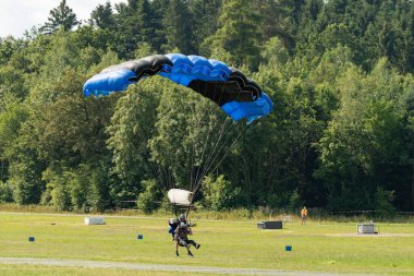 Speck-Fehraltorf, Zürih, İsviçre, 1 Temmuz 2023 'te küçük bir havaalanında hava gösterisi sırasında