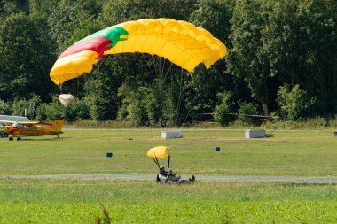Speck-Fehraltorf, Zürih, İsviçre, 1 Temmuz 2023 'te küçük bir havaalanında hava gösterisi sırasında