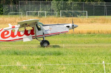 Speck-Fehraltorf, Zürih, İsviçre, 1 Temmuz 2023 HB-FKL Pilatus PC-6 / B2-H4 Turbo Porter pervaneli uçak küçük bir havaalanına iniyor.
