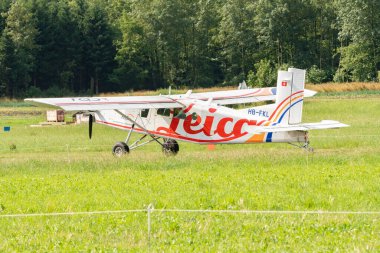 Speck-Fehraltorf, Zürih, İsviçre, 1 Temmuz 2023 HB-FKL Pilatus PC-6 / B2-H4 Turbo Porter pervaneli uçak küçük bir havaalanına iniyor.