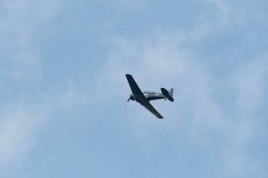 Speck-Fehraltorf, Zürih, İsviçre, 1 Temmuz 2023 N-43AF Kuzey Amerika T6 tarihi uçağı bir hava gösterisi sırasında sahne alıyor.