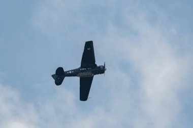 Speck-Fehraltorf, Zürih, İsviçre, 1 Temmuz 2023 N-43AF Kuzey Amerika T6 tarihi uçağı bir hava gösterisi sırasında sahne alıyor.