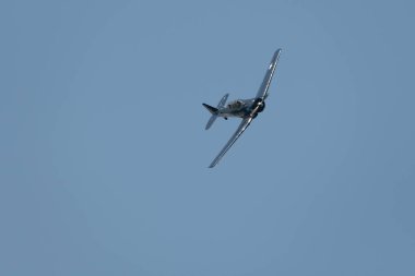 Speck-Fehraltorf, Zürih, İsviçre, 1 Temmuz 2023 N-43AF Kuzey Amerika T6 tarihi uçağı bir hava gösterisi sırasında sahne alıyor.