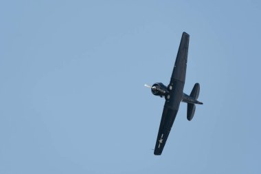 Speck-Fehraltorf, Zürih, İsviçre, 1 Temmuz 2023 N-43AF Kuzey Amerika T6 tarihi uçağı bir hava gösterisi sırasında sahne alıyor.