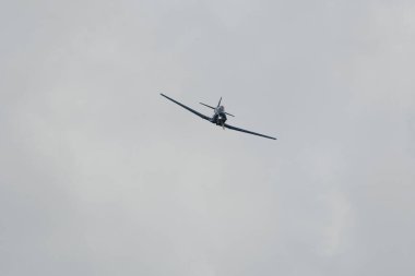 Speck-Fehraltorf, Zürih, İsviçre, 1 Temmuz 2023 N-43AF Kuzey Amerika T6 tarihi uçağı bir hava gösterisi sırasında sahne alıyor.