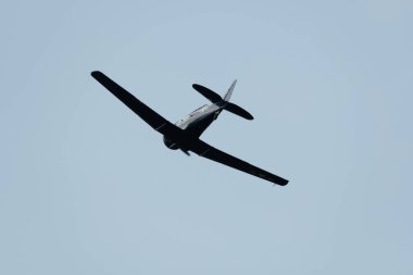 Speck-Fehraltorf, Zürih, İsviçre, 1 Temmuz 2023 N-43AF Kuzey Amerika T6 tarihi uçağı bir hava gösterisi sırasında sahne alıyor.