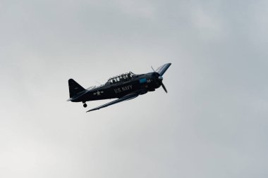 Speck-Fehraltorf, Zürih, İsviçre, 1 Temmuz 2023 N-43AF Kuzey Amerika T6 tarihi uçağı bir hava gösterisi sırasında sahne alıyor.