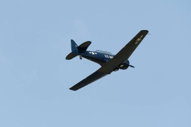 Speck-Fehraltorf, Zürih, İsviçre, 1 Temmuz 2023 N-43AF Kuzey Amerika T6 tarihi uçağı bir hava gösterisi sırasında sahne alıyor.