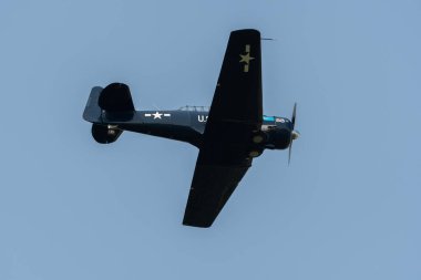 Speck-Fehraltorf, Zürih, İsviçre, 1 Temmuz 2023 N-43AF Kuzey Amerika T6 tarihi uçağı bir hava gösterisi sırasında sahne alıyor.