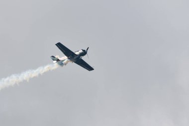 Speck-Fehraltorf, Zürih, İsviçre, 1 Temmuz 2023 LY-EUG Jakowlew Jak-52 tarihi Sovyet pervane uçağı bir hava gösterisi sırasında sahne alıyor