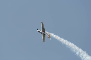 Speck-Fehraltorf, Zürih, İsviçre, 1 Temmuz 2023 LY-EUG Jakowlew Jak-52 tarihi Sovyet pervane uçağı bir hava gösterisi sırasında sahne alıyor